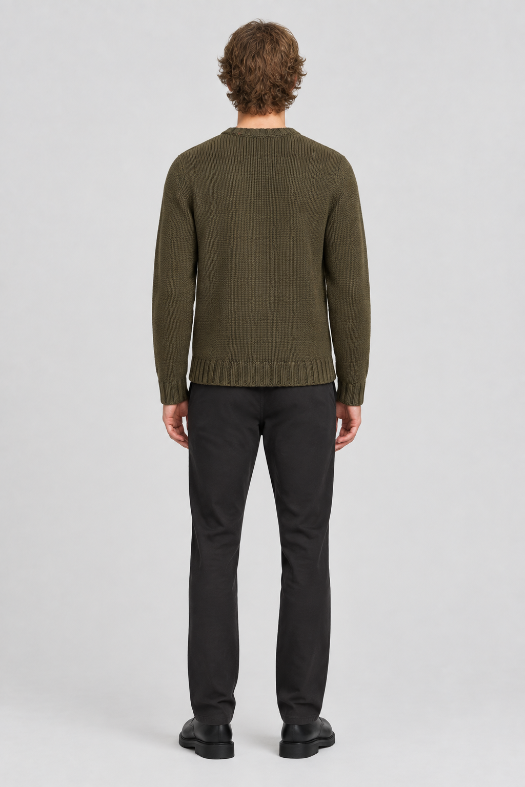 Mannelijk model met de olijfgroene Blend Pullover Dillon, volledig van achteren gefotografeerd