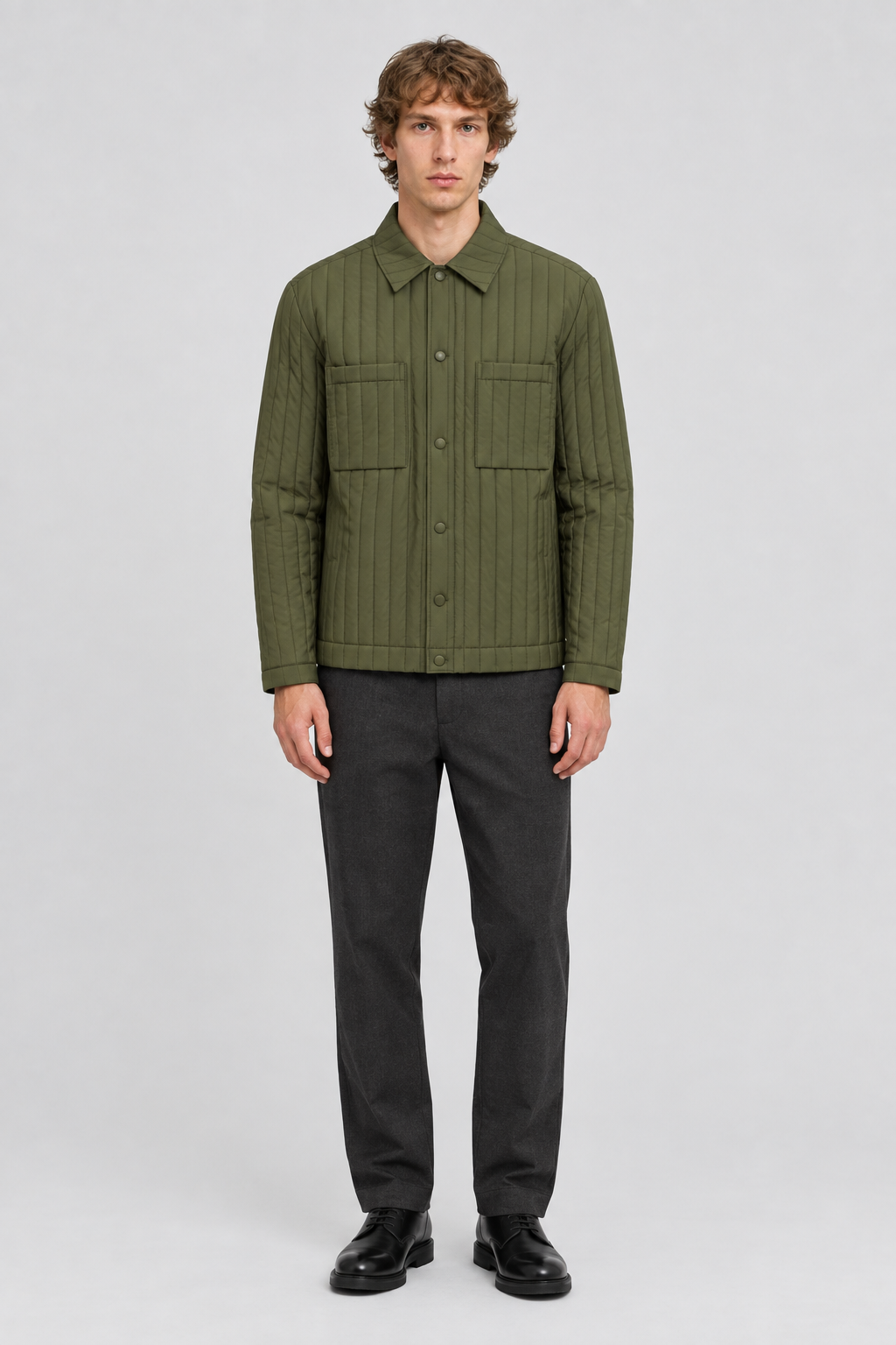 Mannelijk model met de olijfgroene Dan Fox Apparel Jas Edward met verticale stiksels, volledig van voren gefotografeerd