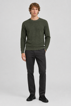Mannelijk model met de olijfgroene Jack & Jones Gebreide Trui Otto Ronde Hals, volledig van voren gefotografeerd