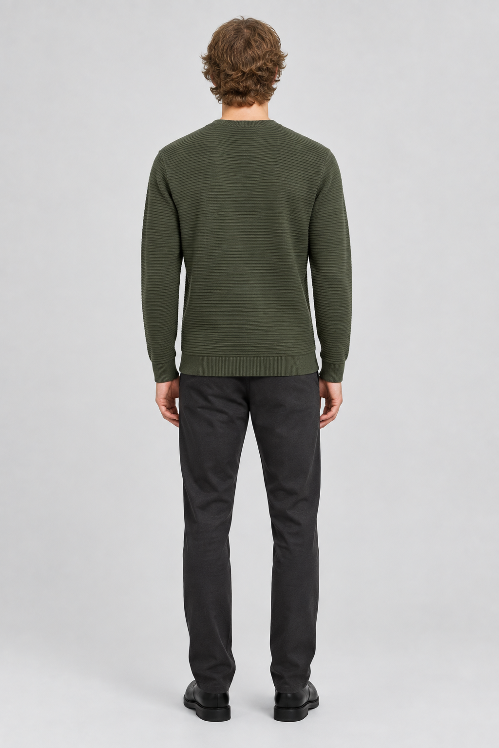Mannelijk model met de olijfgroene Jack & Jones Trui Otto, volledig van achteren gefotografeerd