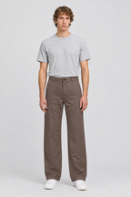 Mannelijk model met de taupebruine Only & Sons Carpenter Broek Fade Loose Fit, volledig van voren gefotografeerd
