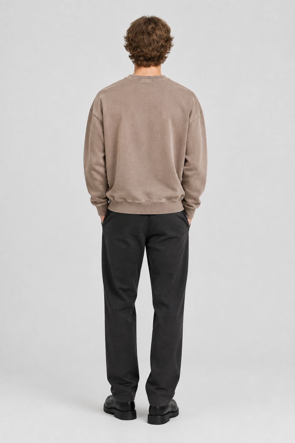 Mannelijk model met de taupekleurige Only & Sons Sweater Raiden Washed Relaxed Fit, volledig van achteren gefotografeerd