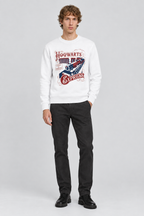 Mannelijk model met de witte Only & Sons Kersttrui Xmas Regular Fit met Hogwarts Express-print, volledig van voren gefotografeerd
