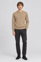 Mannelijk model met de zandkleurige Casual Friday Gebreide Trui Heine Ronde Hals, volledig van voren gefotografeerd