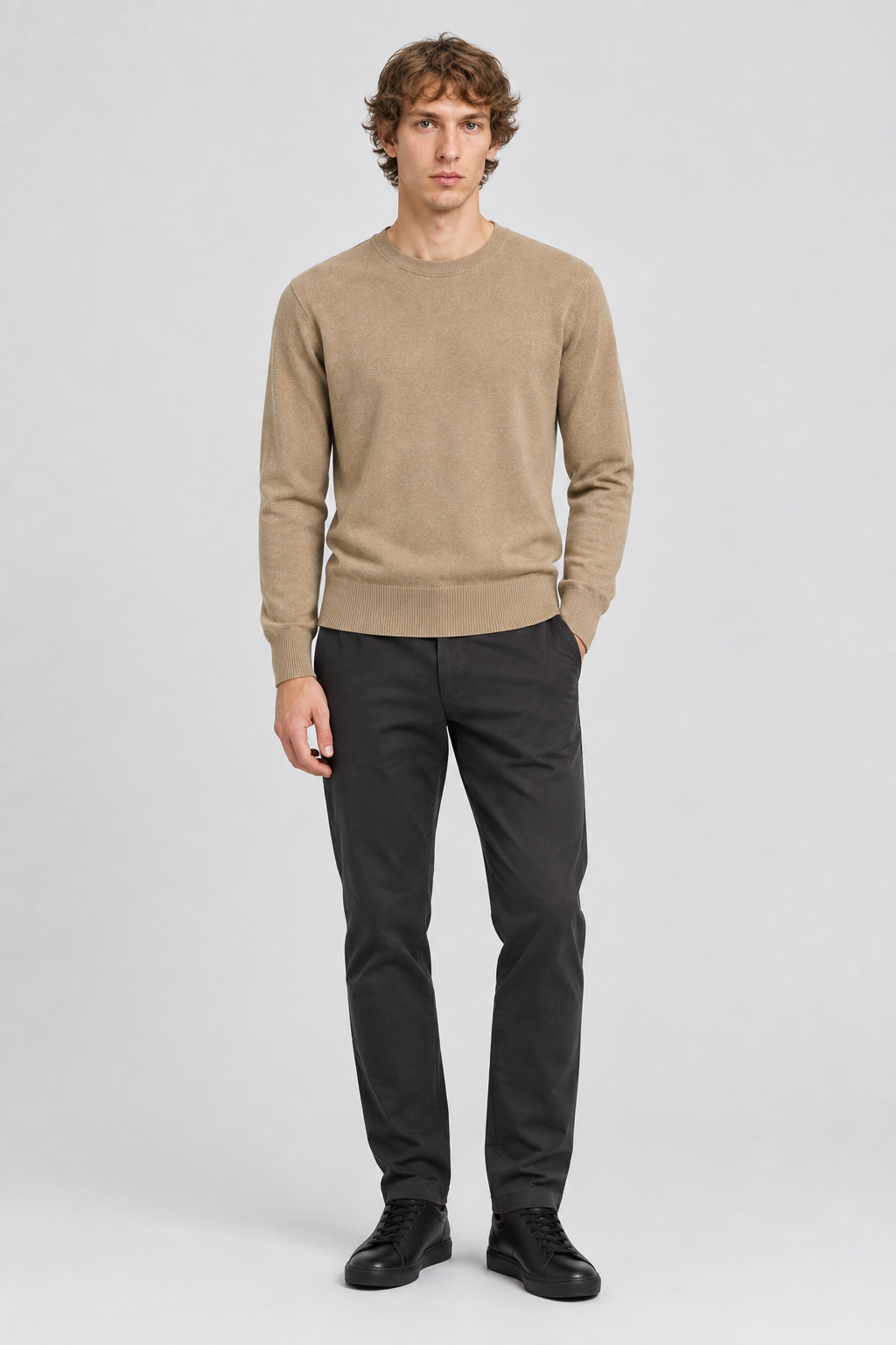 Mannelijk model met de zandkleurige Casual Friday Gebreide Trui Heine Ronde Hals, volledig van voren gefotografeerd