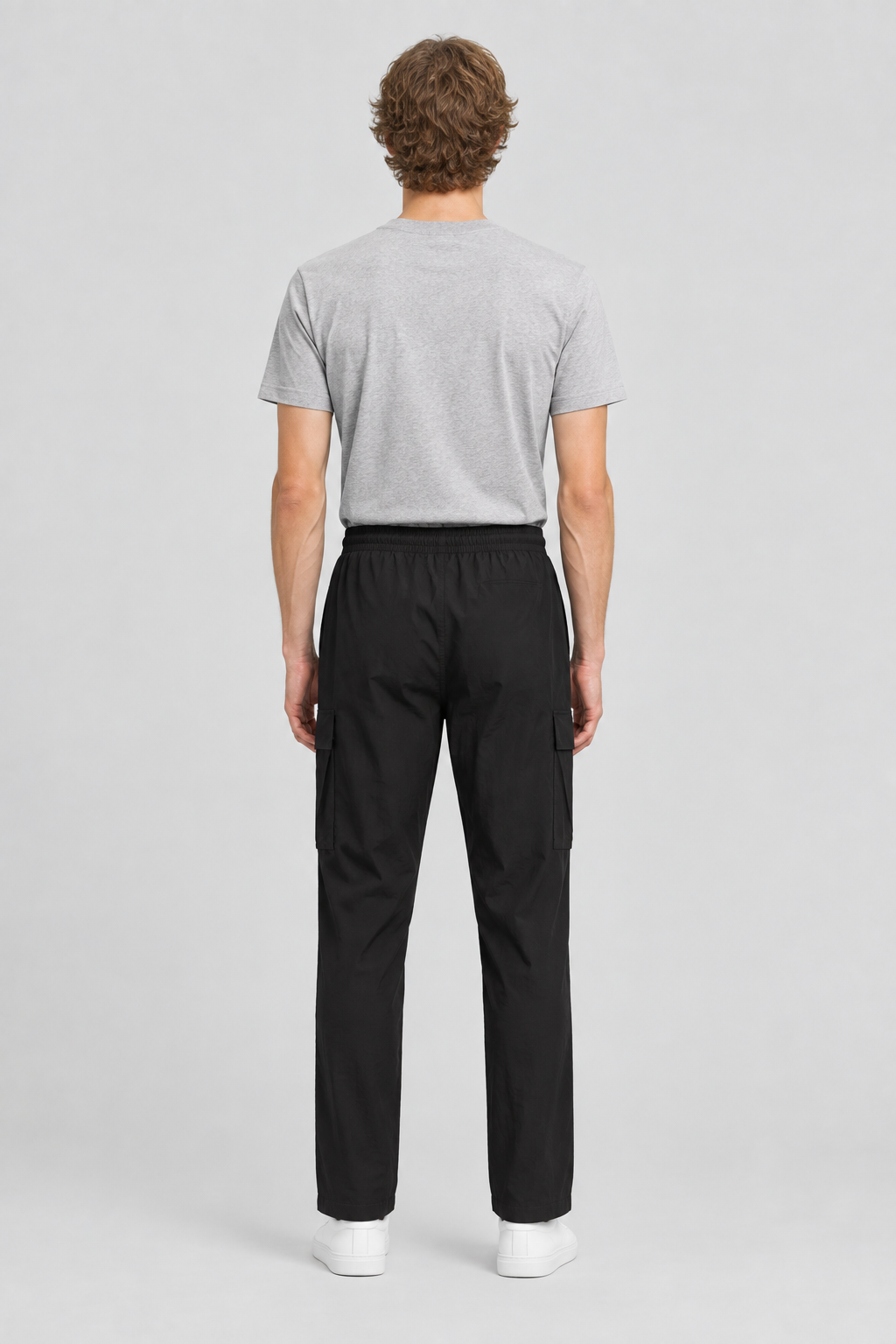 Mannelijk model met de zwarte Jack & Jones Cargobroek Karl Summer, volledig van achteren gefotografeerd