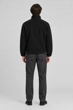 Mannelijk model met de zwarte Weekday Fleece Jas Kalix, volledig van achteren gefotografeerd
