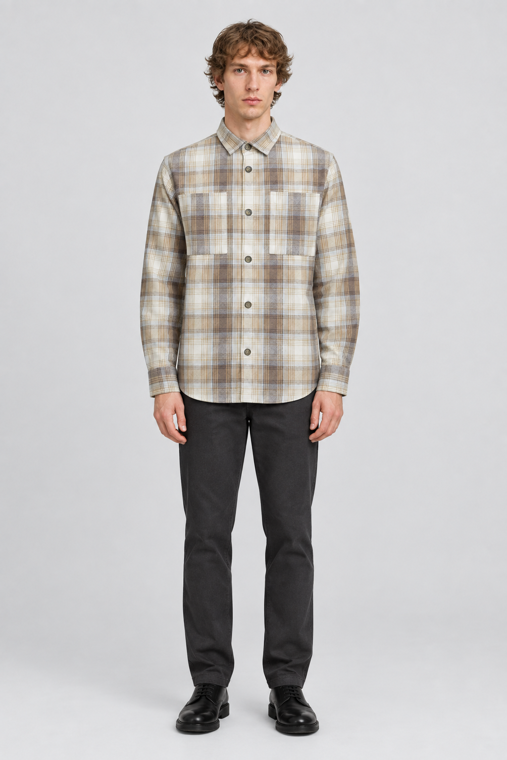 Mannelijk model met het beige-grijze Selected Homme Geruit Overshirt Hank Regular Fit, volledig van voren gefotografeerd
