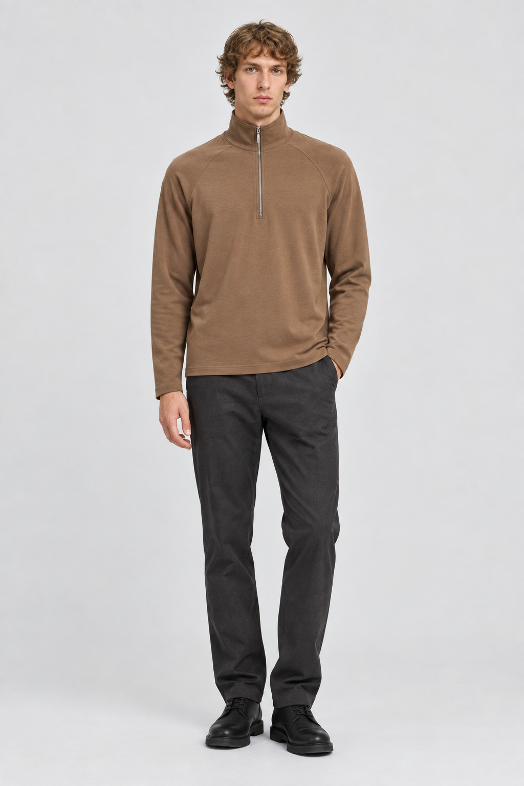 Mannelijk model met het camelbruine Trapp Sweatshirt Henrik met opstaande kraag en korte rits, volledig van voren gefotografeerd