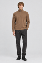 Mannelijk model met het camelbruine Trapp Sweatshirt Henrik met opstaande kraag en korte rits, volledig van voren gefotografeerd