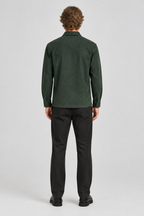 Mannelijk model met het donkergroene Jack & Jones Overshirt Echarge, volledig van achteren gefotografeerd