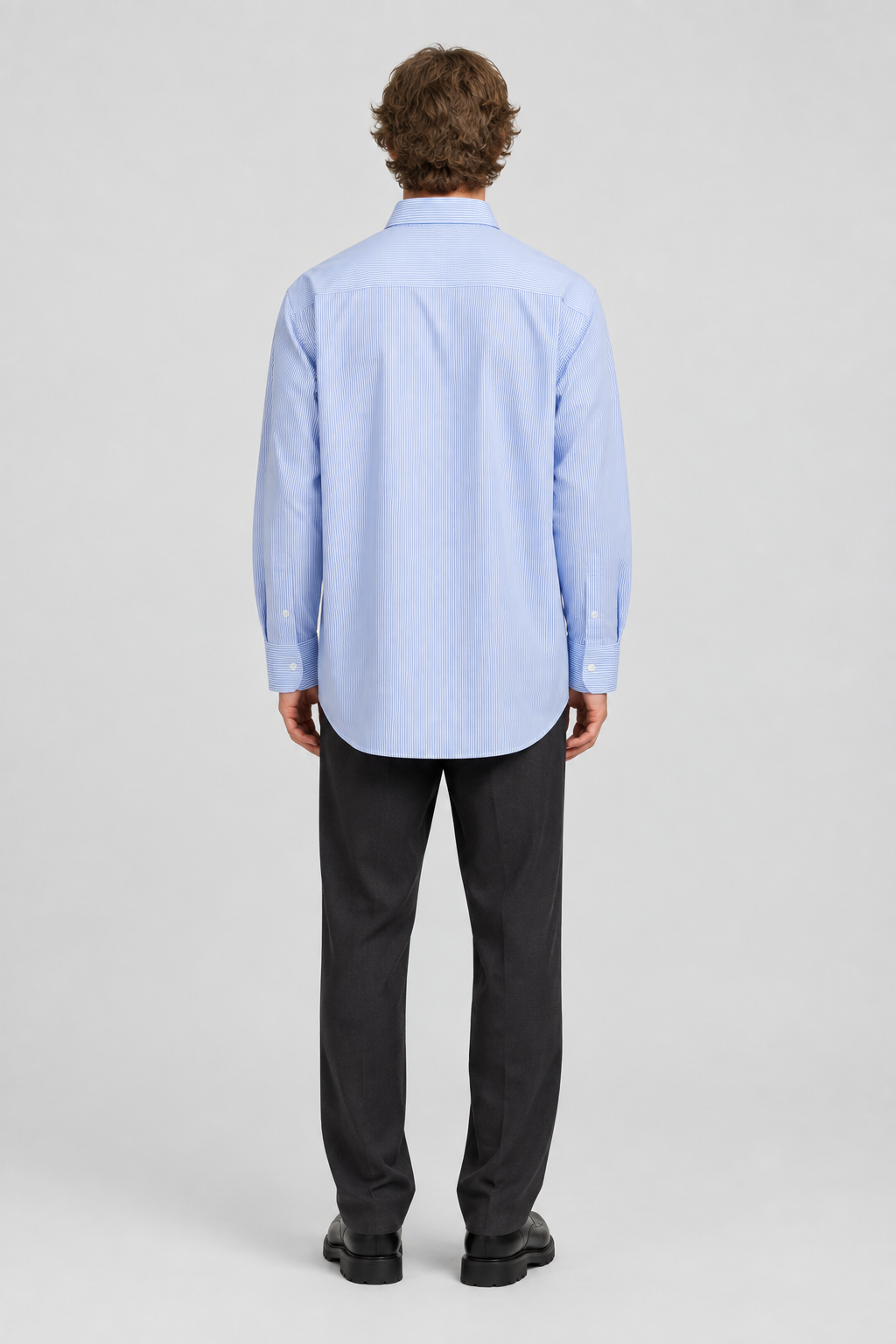 Mannelijk model met het lichtblauw-wit gestreepte Jack & Jones Overhemd Bill Poplin, volledig van achteren gefotografeerd