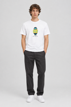 Mannelijk model met het witte Wemoto T-shirt Bruce Vase Tee met kleurrijke vaasprint, volledig van voren gefotografeerd