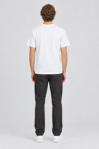 Mannelijk model met het witte Wemoto T-shirt Bruce Vase Tee, volledig van achteren gefotografeerd