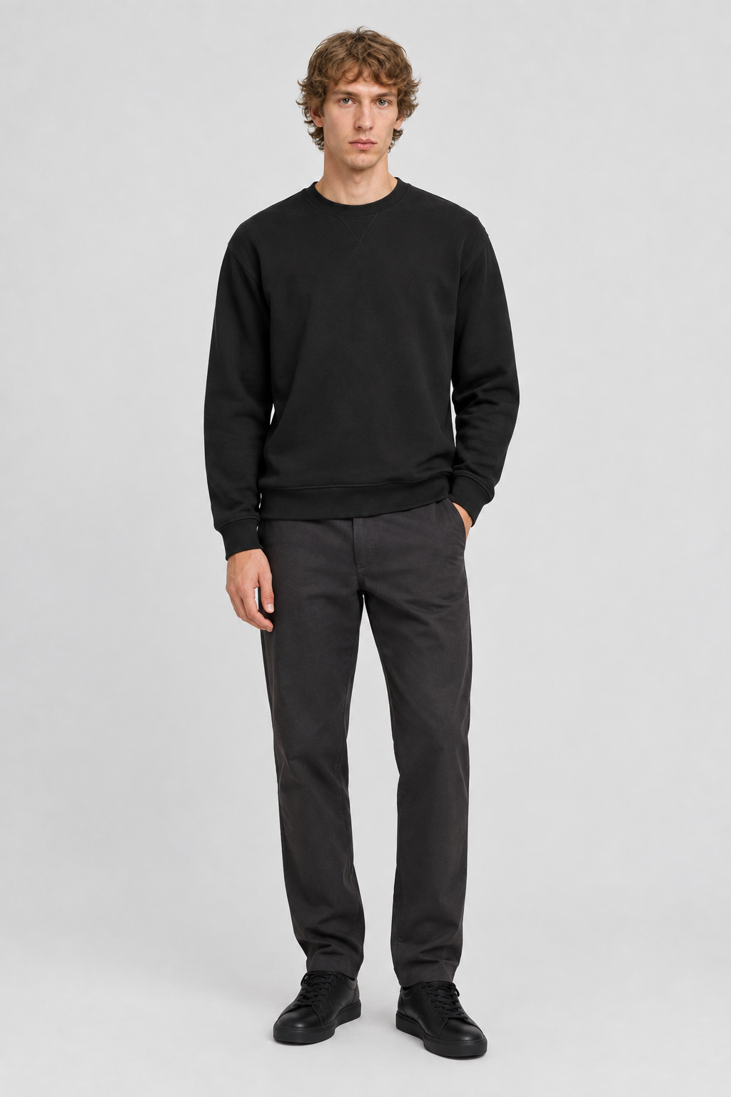 Mannelijk model met het zwarte About You GOTS Sweatshirt Ricardo, volledig van voren gefotografeerd