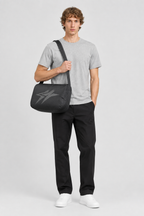 Milan 1 met de zwarte Jack & Jones Gymtas Jaccnz over één schouder, van voren gefotografeerd