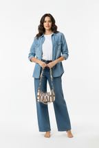 Model met tas, overzichtsfoto