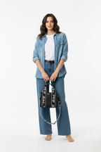 Model met tas, overzichtsfoto