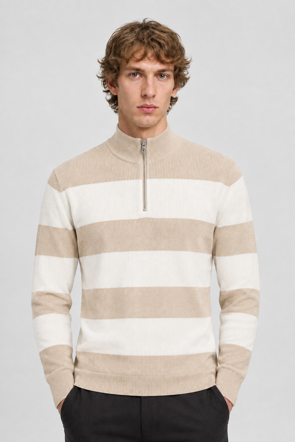 Vooraanzicht van een mannelijk model met de beige-wit gestreepte Only & Sons Trui Phil met opstaande kraag en korte rits