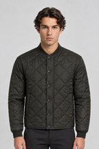 Vooraanzicht van een mannelijk model met de Dan Fox Apparel Jas Emilian met ruitvormige stiksels en drukknopen