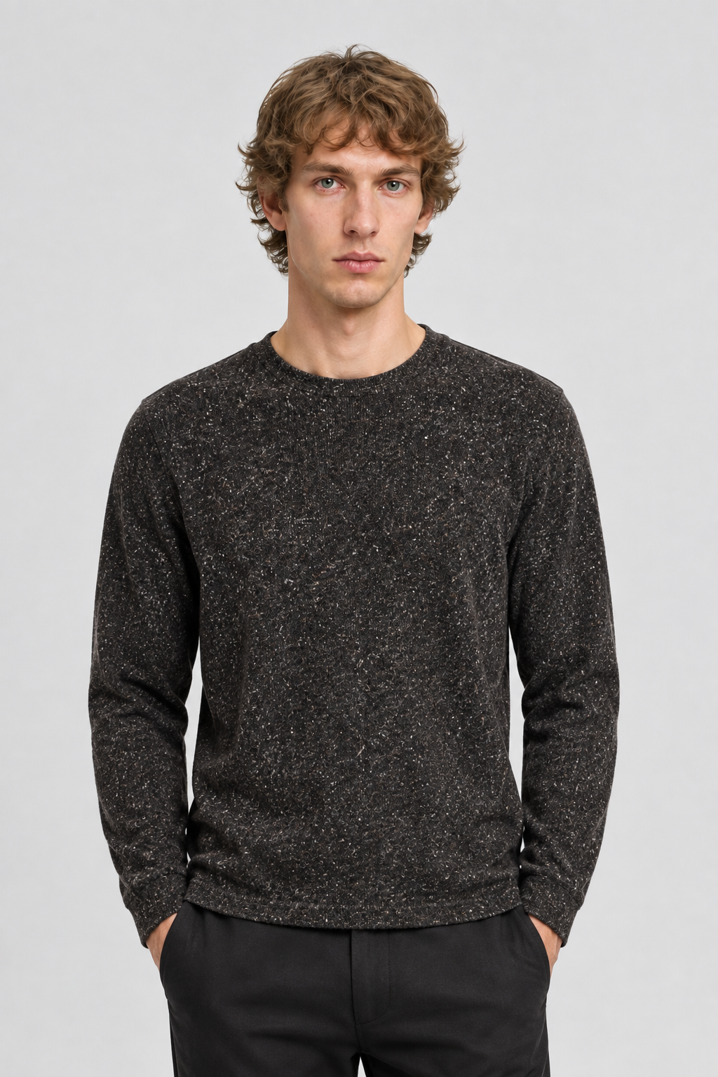 Vooraanzicht van een mannelijk model met de donker gemêleerde Jack & Jones Sweater Winter met ronde hals