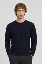 Vooraanzicht van een mannelijk model met de donkerblauwe Jack & Jones Trui Perfect met ronde hals