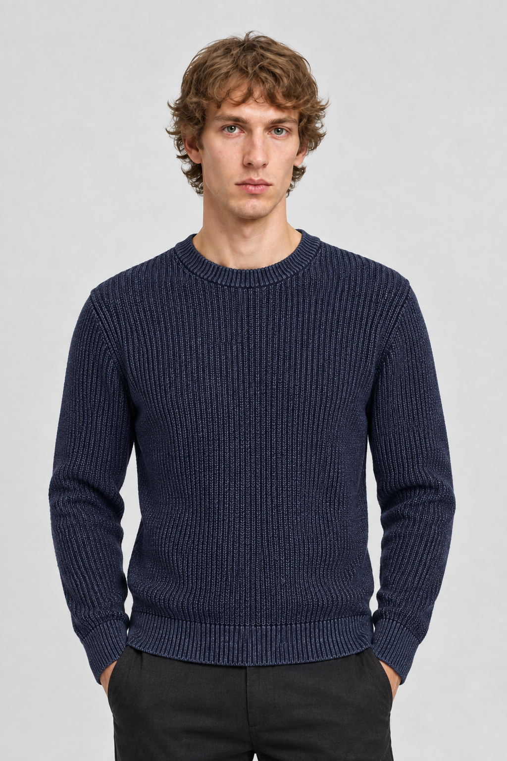 Vooraanzicht van een mannelijk model met de donkerblauwe Jack & Jones Trui Tanaka met ribstructuur en ronde hals