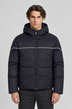 Vooraanzicht van een mannelijk model met de donkere Ellesse Puffer Jas Pollas met witte bies over de borst