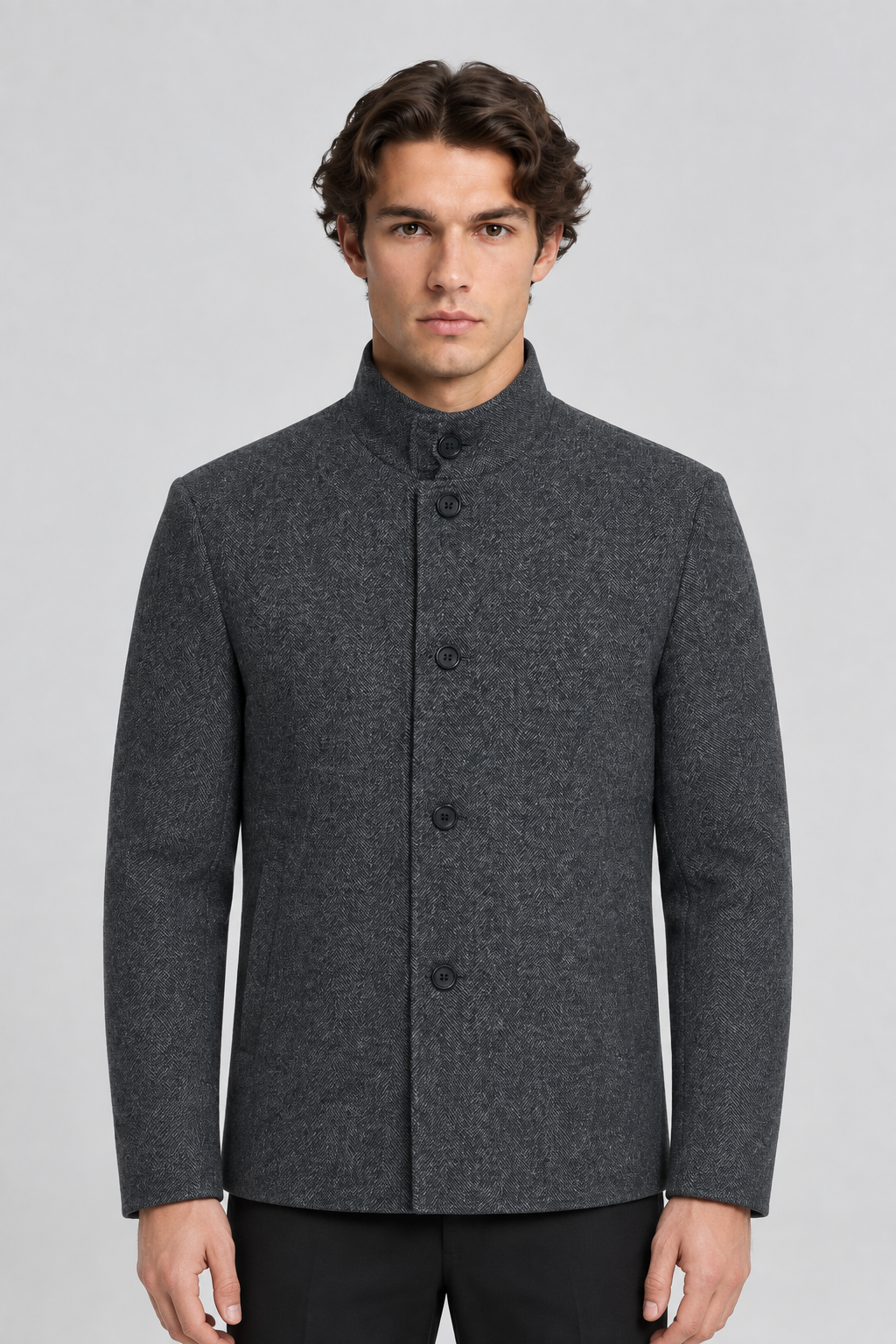 Vooraanzicht van een mannelijk model met de donkergrijze Selected Homme Jas Rainar Wolmix met opstaande kraag en knoopsluiting