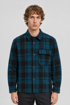 Vooraanzicht van een mannelijk model met de geruite Tom Tailor Denim Overshirt Wol-look met borstzak en knoopsluiting