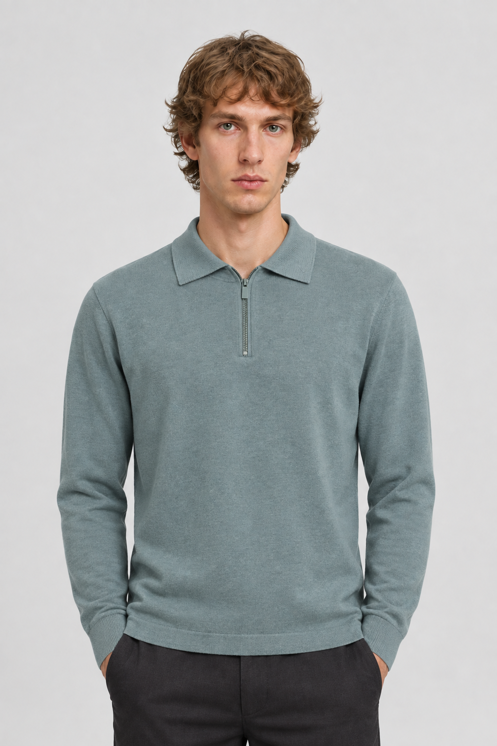Vooraanzicht van een mannelijk model met de grijsgroene About You Trui Jano met polokraag en korte ritssluiting