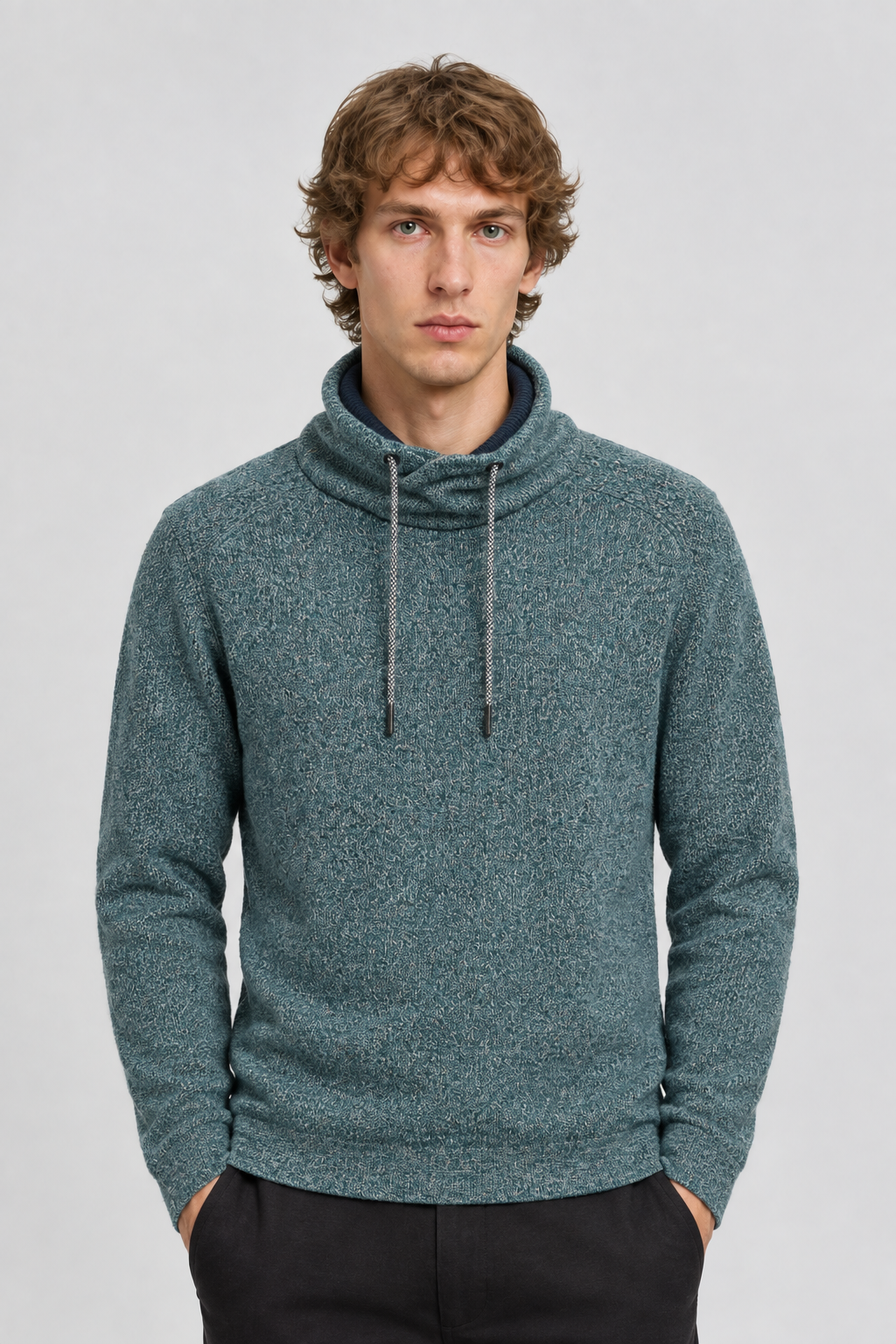 Vooraanzicht van een mannelijk model met de groenblauwe Tom Tailor gebreide trui met snood-kraag en trekkoorden