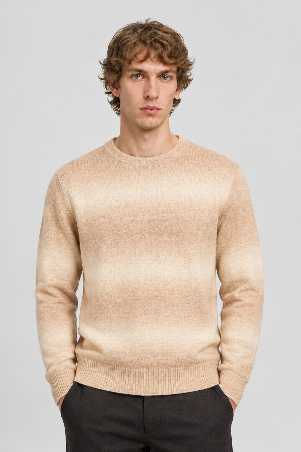Vooraanzicht van een mannelijk model met de Jack & Jones Trui Spencer met zachte beige-crèmekleurige banen en ronde hals