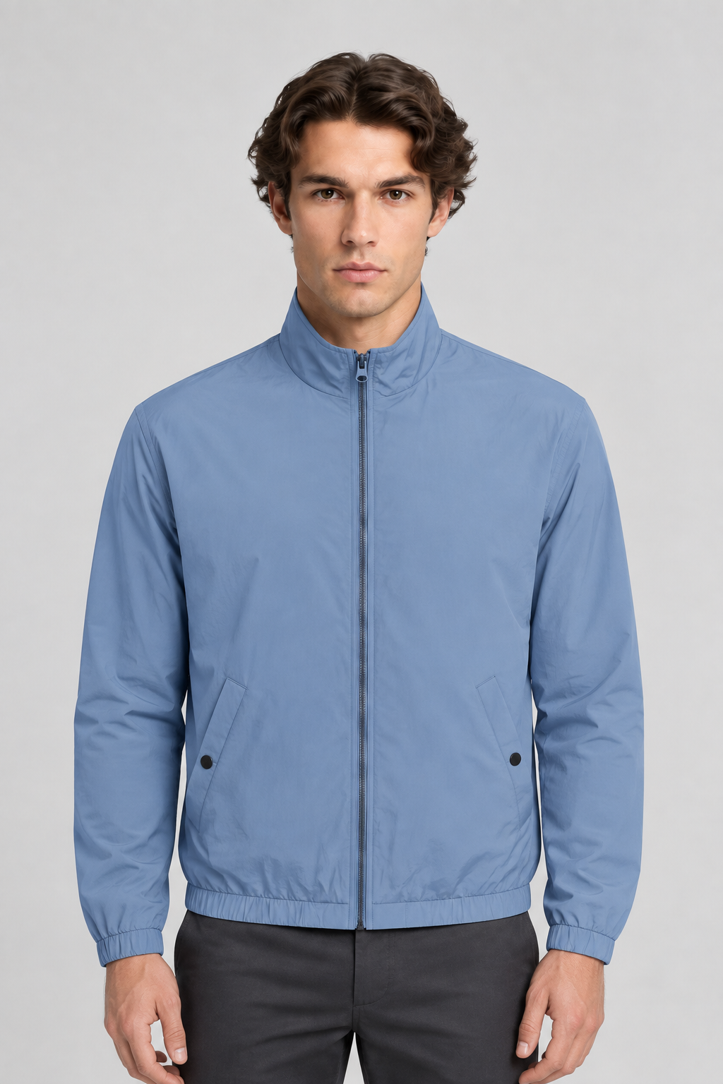 Vooraanzicht van een mannelijk model met de lichtblauwe Burton Harrington Jas met ritssluiting en schuine zakken