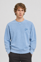 Vooraanzicht van een mannelijk model met de lichtblauwe Gap Sweater Overdye met klein geborduurd borstlogo