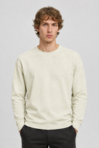 Vooraanzicht van een mannelijk model met de lichtcrèmekleurige Trapp Sweater Eray met verlaagde schoudernaden