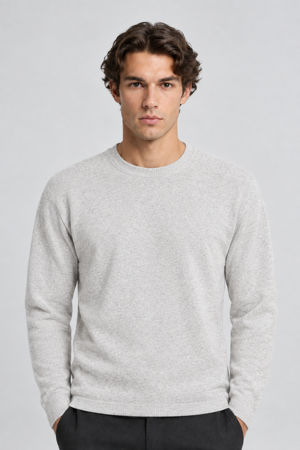 Vooraanzicht van een mannelijk model met de lichtgrijze Jack & Jones Gebreide Trui Blanks met ronde hals