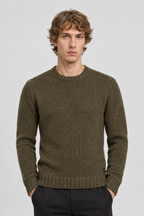 Vooraanzicht van een mannelijk model met de olijfgroene Blend Pullover Dillon met grove breistructuur en geribbelde boorden