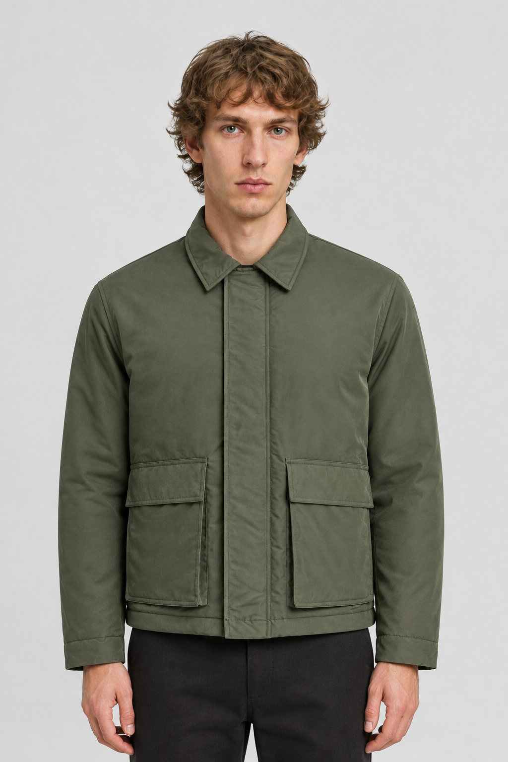 Vooraanzicht van een mannelijk model met de olijfgroene Jack & Jones Jas Wayne met kraag en twee klepzakken