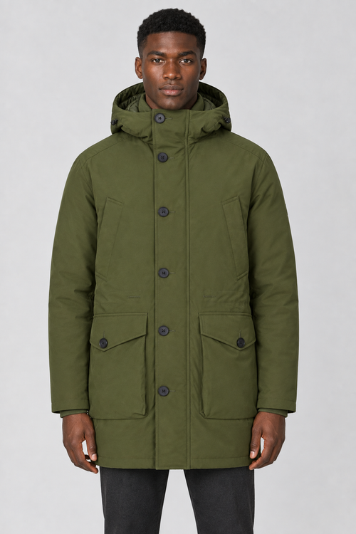 Vooraanzicht van een mannelijk model met de olijfgroene Jack & Jones Parka City met knoopsluiting en grote klepzakken