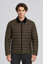 Vooraanzicht van een mannelijk model met de Tom Tailor Gecoate Overshirt Midlayer met zwarte kraag en ritszakken