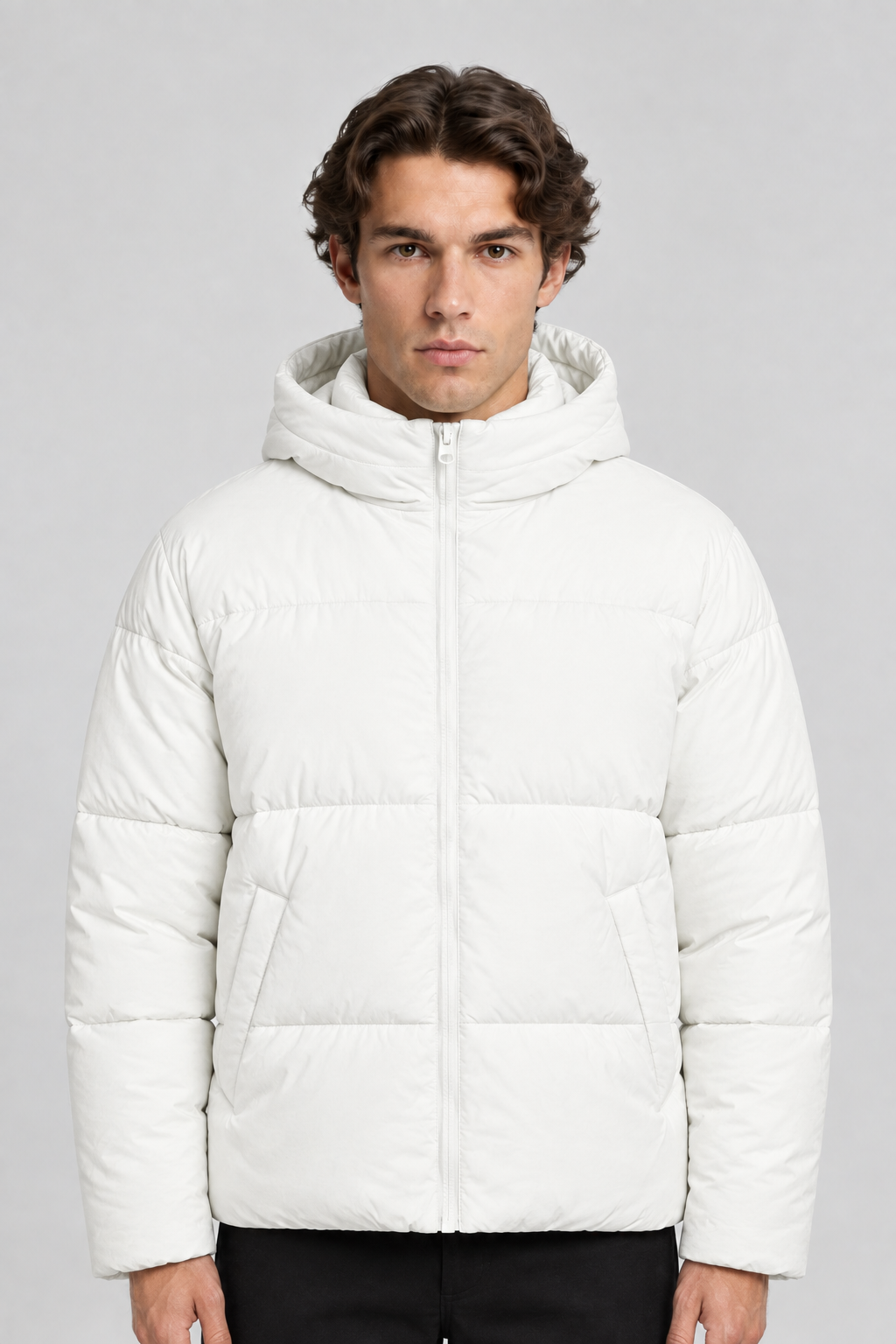 Vooraanzicht van een mannelijk model met de witte About You GRS Jas Marou met ritssluiting en schuine zakken