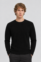 Vooraanzicht van een mannelijk model met de zwarte Dan Fox Apparel Trui Elia met verticale ribstructuur