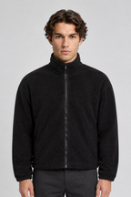 Vooraanzicht van een mannelijk model met de zwarte Weekday Fleece Jas Kalix met ritssluiting en schuine zakken