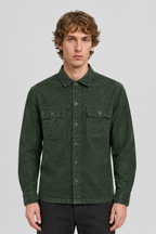 Vooraanzicht van een mannelijk model met het donkergroene Jack & Jones Overshirt Echarge met knoopsluiting en twee klepborstzakken