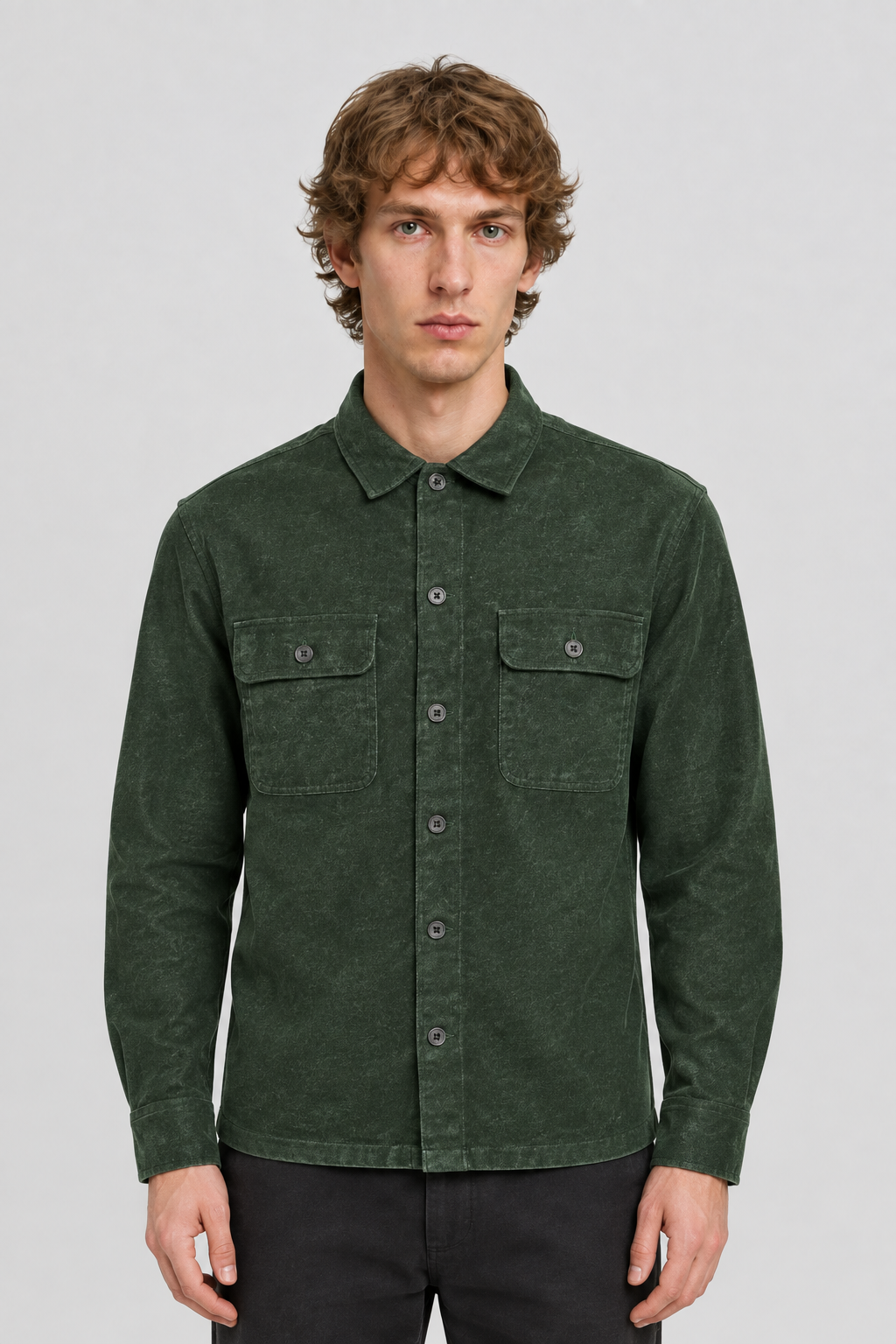 Vooraanzicht van een mannelijk model met het donkergroene Jack & Jones Overshirt Echarge met knoopsluiting en twee klepborstzakken