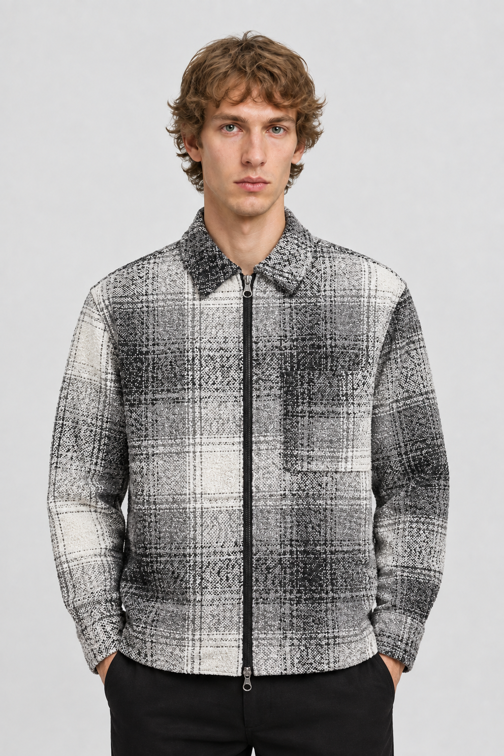 Vooraanzicht van een mannelijk model met het geruite Jack & Jones Bouclé Overshirt Cover met borstzak en ritssluiting