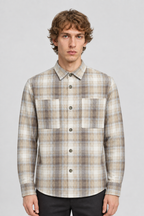 Vooraanzicht van een mannelijk model met het geruite Selected Homme Overshirt Hank met twee open borstzakken