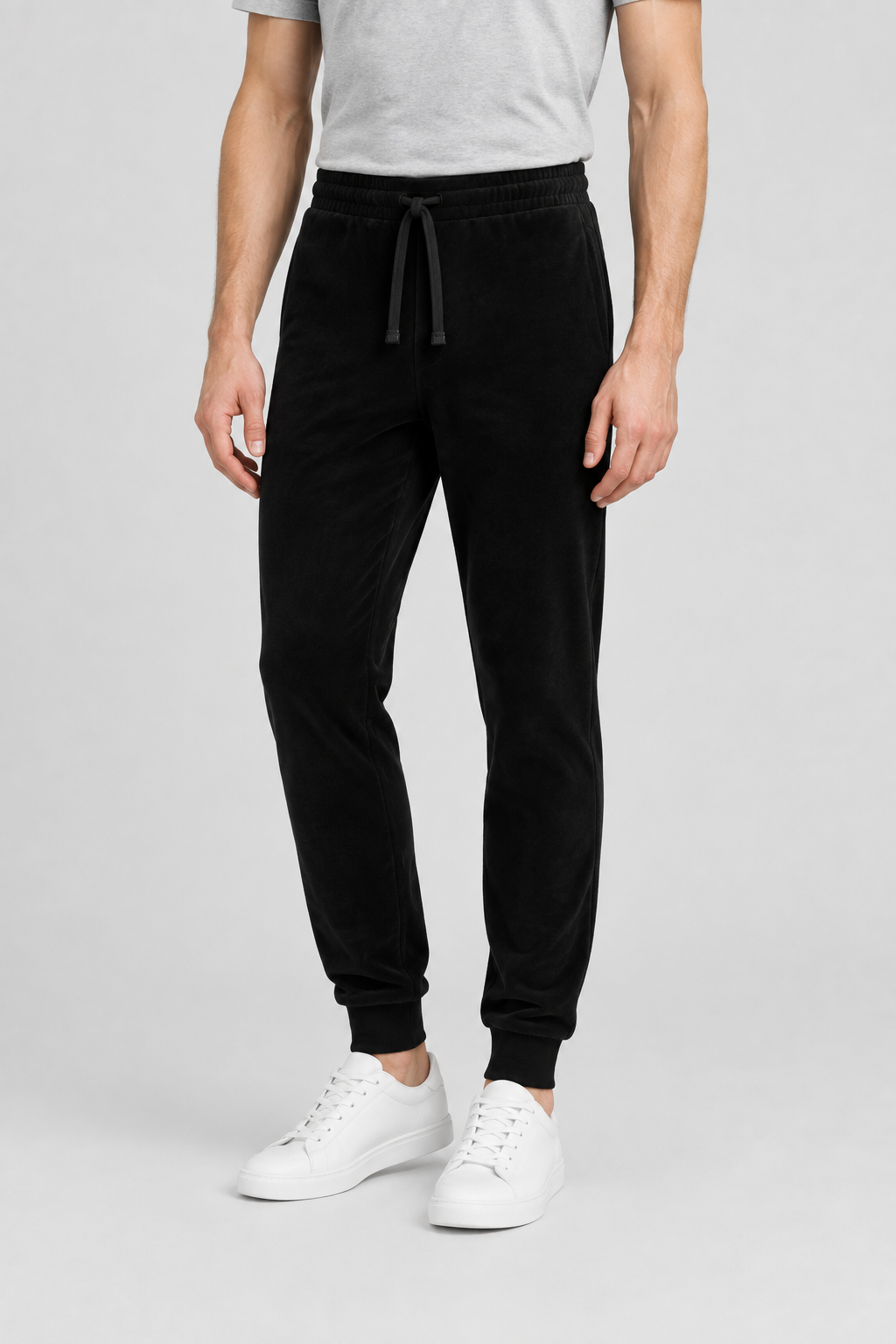 Zwarte About You Broek Fernando met trekkoord en geribbelde enkelboorden, van taille tot schoenen gefotografeerd
