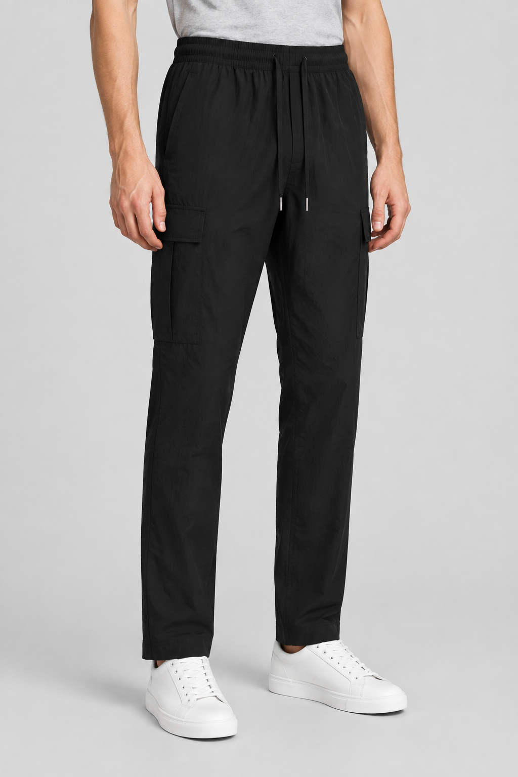 Zwarte Jack & Jones Cargobroek Karl Summer met elastische taille en trekkoord, van taille tot schoenen gefotografeerd